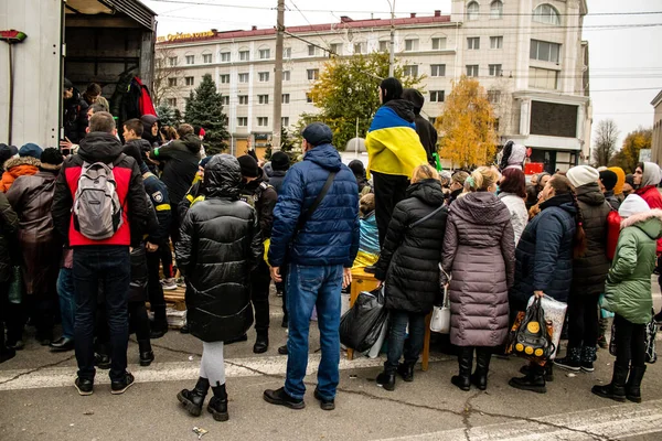 Medborgare Kherson Får Humanitär Hjälp Freedom Square Centrum Ryska Trupper — Stockfoto