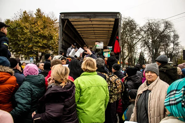 Kherson vatandaşları şehir merkezindeki Freedom Square 'de insani yardım alıyorlar. Rus birlikleri dokuz aylık işgalden ve Ukrayna ordusunun karşı saldırısından sonra Kherson 'dan ayrıldı.