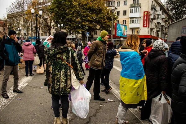 Kherson vatandaşları şehir merkezindeki Freedom Square 'de insani yardım alıyorlar. Rus birlikleri dokuz aylık işgalden ve Ukrayna ordusunun karşı saldırısından sonra Kherson 'dan ayrıldı.