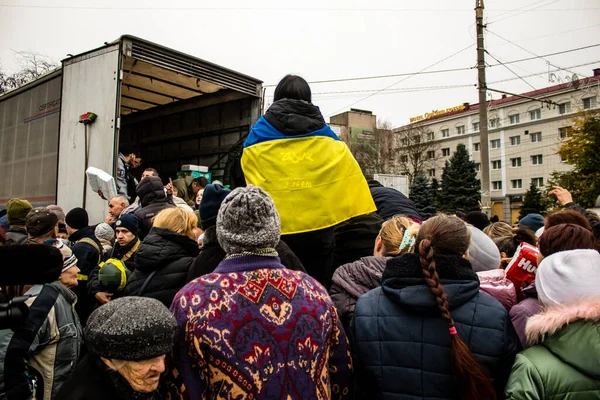 カーソン市民は市内中心部の自由広場で人道支援を受けている ロシア軍は9ヶ月の占領とウクライナ軍の反撃でカーソンを去った — ストック写真
