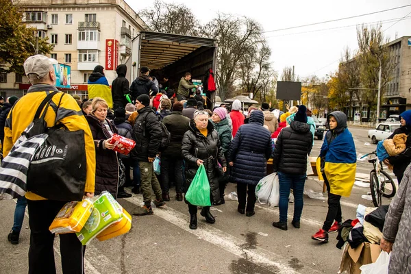 Громадяни Херсона Отримують Гуманітарну Допомогу Площі Свободи Центрі Міста Російські — стокове фото