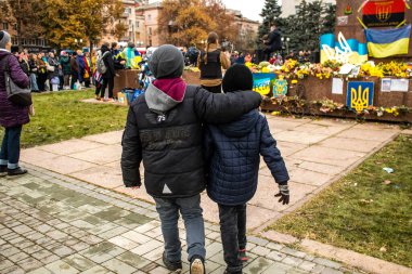 Kherson 'un çocukları şehrin merkezindeki Özgürlük Meydanı' nda şehrin kurtuluşunu kutluyorlar. Rus birlikleri dokuz aylık bir işgalden sonra Kherson 'dan ayrıldı.