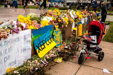 Kherson şehrinin kurtuluşunun kutlanması şehrin merkezindeki Özgürlük Meydanı 'nda gerçekleşti. Rus birlikleri dokuz aylık bir işgalden sonra Kherson 'dan ayrıldı.
