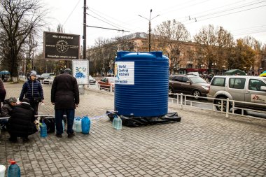 Ukrayna 'daki Kherson sakinleri Özgürlük Meydanı' nda içme suyu topluyorlar. Uluslararası insani yardım, insanların her şeyden yoksun olduğu zaman düzenlenir. Rus ordusu şehrin altyapısını bombaladı ve su kaynağı tamamen kesildi. 