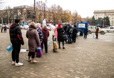 Ukrayna 'daki Kherson sakinleri Özgürlük Meydanı' nda içme suyu topluyorlar. Uluslararası insani yardım, insanların her şeyden yoksun olduğu zaman düzenlenir. Rus ordusu şehrin altyapısını bombaladı ve su kaynağı tamamen kesildi. 