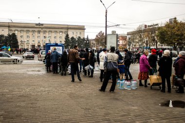 Ukrayna 'daki Kherson sakinleri Özgürlük Meydanı' nda içme suyu topluyorlar. Uluslararası insani yardım, insanların her şeyden yoksun olduğu zaman düzenlenir. Rus ordusu şehrin altyapısını bombaladı ve su kaynağı tamamen kesildi. 