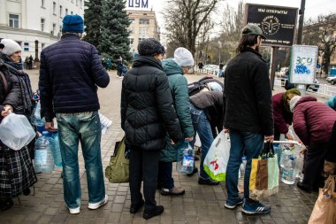 Ukrayna 'daki Kherson sakinleri Özgürlük Meydanı' nda içme suyu topluyorlar. Uluslararası insani yardım, insanların her şeyden yoksun olduğu zaman düzenlenir. Rus ordusu şehrin altyapısını bombaladı ve su kaynağı tamamen kesildi. 