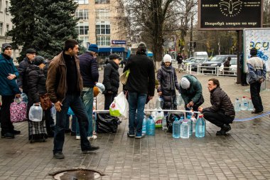 Ukrayna 'daki Kherson sakinleri Özgürlük Meydanı' nda içme suyu topluyorlar. Uluslararası insani yardım, insanların her şeyden yoksun olduğu zaman düzenlenir. Rus ordusu şehrin altyapısını bombaladı ve su kaynağı tamamen kesildi. 