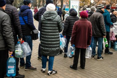 Ukrayna 'daki Kherson sakinleri Özgürlük Meydanı' nda içme suyu topluyorlar. Uluslararası insani yardım, insanların her şeyden yoksun olduğu zaman düzenlenir. Rus ordusu şehrin altyapısını bombaladı ve su kaynağı tamamen kesildi. 