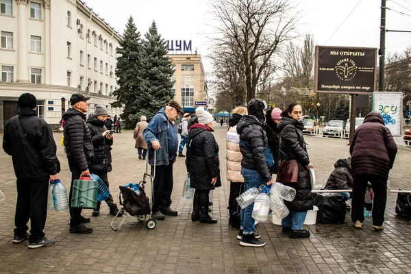 Жители Херсона Украине Собирают Питьевую Воду Площади Свободы Международная Гуманитарная — стоковое фото