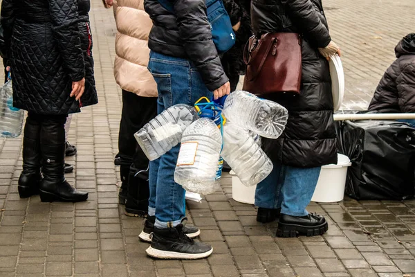 Жители Херсона Украине Собирают Питьевую Воду Площади Свободы Международная Гуманитарная — стоковое фото