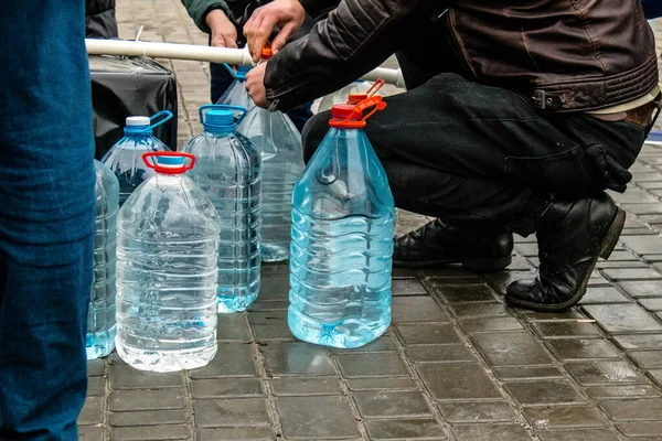 Moradores Kherson Ucrânia Coletando Água Potável Praça Liberdade Ajuda Humanitária — Fotografia de Stock