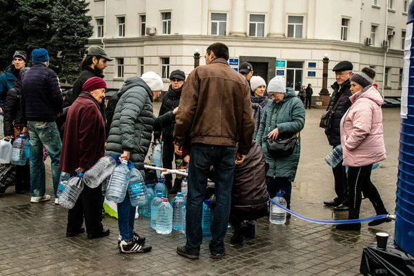 Ukrayna 'daki Kherson sakinleri Özgürlük Meydanı' nda içme suyu topluyorlar. Uluslararası insani yardım, insanların her şeyden yoksun olduğu zaman düzenlenir. Rus ordusu şehrin altyapısını bombaladı ve su kaynağı tamamen kesildi. 