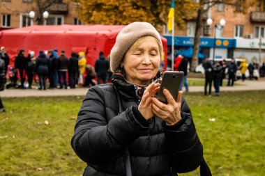 Ukrayna 'daki Kherson sakinleri artık cep telefonlarını kullanabilecekler. Belediye, Rus ordusunun kentin altyapısını bombalaması sonrasında telefon görüşmesi yapmak ve almak için bir anten yerleştirdi. Rus birlikleri dokuz ay sonra Kherson 'dan ayrıldı.