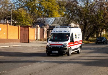 Kentin Ukrayna ordusu tarafından kurtarılmasından sonra Kherson sokaklarında ambulans sürüyordu. Rus birlikleri dokuz aylık işgalden ve Ukrayna ordusunun karşı saldırısından sonra Kherson 'dan ayrıldı.