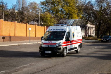 Kentin Ukrayna ordusu tarafından kurtarılmasından sonra Kherson sokaklarında ambulans sürüyordu. Rus birlikleri dokuz aylık işgalden ve Ukrayna ordusunun karşı saldırısından sonra Kherson 'dan ayrıldı.