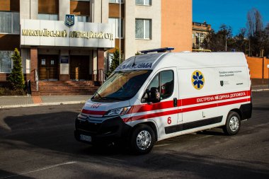 Kentin Ukrayna ordusu tarafından kurtarılmasından sonra Kherson sokaklarında ambulans sürüyordu. Rus birlikleri dokuz aylık işgalden ve Ukrayna ordusunun karşı saldırısından sonra Kherson 'dan ayrıldı.