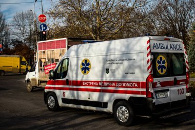 Kentin Ukrayna ordusu tarafından kurtarılmasından sonra Kherson sokaklarında ambulans sürüyordu. Rus birlikleri dokuz aylık işgalden ve Ukrayna ordusunun karşı saldırısından sonra Kherson 'dan ayrıldı.