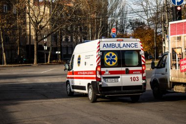 Kentin Ukrayna ordusu tarafından kurtarılmasından sonra Kherson sokaklarında ambulans sürüyordu. Rus birlikleri dokuz aylık işgalden ve Ukrayna ordusunun karşı saldırısından sonra Kherson 'dan ayrıldı.