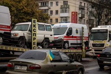 Ukrayna hükümeti Kherson şehrine ambulans gönderiyor, araçlar kamyonla ambulansların hizmet vereceği hastaneye naklediliyor. Rus birlikleri dokuz aylık işgal ve karşı taarruz sonrasında Kherson 'dan ayrıldı