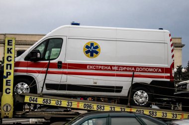 Ukrayna hükümeti Kherson şehrine ambulans gönderiyor, araçlar kamyonla ambulansların hizmet vereceği hastaneye naklediliyor. Rus birlikleri dokuz aylık işgal ve karşı taarruz sonrasında Kherson 'dan ayrıldı