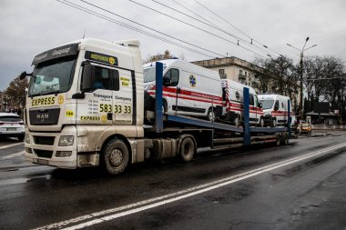 Ukrayna hükümeti Kherson şehrine ambulans gönderiyor, araçlar kamyonla ambulansların hizmet vereceği hastaneye naklediliyor. Rus birlikleri dokuz aylık işgal ve karşı taarruz sonrasında Kherson 'dan ayrıldı