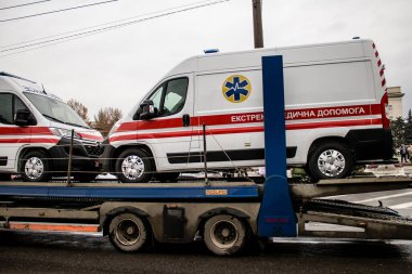 Ukrayna hükümeti Kherson şehrine ambulans gönderiyor, araçlar kamyonla ambulansların hizmet vereceği hastaneye naklediliyor. Rus birlikleri dokuz aylık işgal ve karşı taarruz sonrasında Kherson 'dan ayrıldı