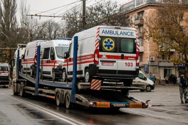 Ukrayna hükümeti Kherson şehrine ambulans gönderiyor, araçlar kamyonla ambulansların hizmet vereceği hastaneye naklediliyor. Rus birlikleri dokuz aylık işgal ve karşı taarruz sonrasında Kherson 'dan ayrıldı