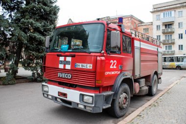 Şehrin Ukrayna ordusu tarafından kurtarılmasından sonra Kherson 'un merkezine park edilmiş itfaiye aracı. Rus birlikleri dokuz aylık işgalden ve Ukrayna ordusunun karşı saldırısından sonra Kherson 'dan ayrıldı.