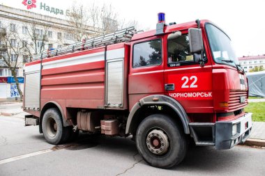 Şehrin Ukrayna ordusu tarafından kurtarılmasından sonra Kherson 'un merkezine park edilmiş itfaiye aracı. Rus birlikleri dokuz aylık işgalden ve Ukrayna ordusunun karşı saldırısından sonra Kherson 'dan ayrıldı.