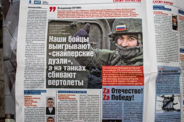 Rus gazeteleri Ukrayna karşı taarruzu sonrasında Rus ordusu tarafından terk edildikten sonra Kherson havaalanında bulundu. Gazeteler, Rus hükümetinin savaşı yüceltmek için kullandığı propagandalardır.