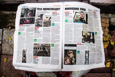 Rus gazeteleri Ukrayna karşı taarruzu sonrasında Rus ordusu tarafından terk edildikten sonra Kherson havaalanında bulundu. Gazeteler, Rus hükümetinin savaşı yüceltmek için kullandığı propagandalardır.