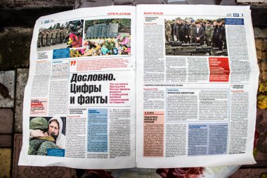 Rus gazeteleri Ukrayna karşı taarruzu sonrasında Rus ordusu tarafından terk edildikten sonra Kherson havaalanında bulundu. Gazeteler, Rus hükümetinin savaşı yüceltmek için kullandığı propagandalardır.