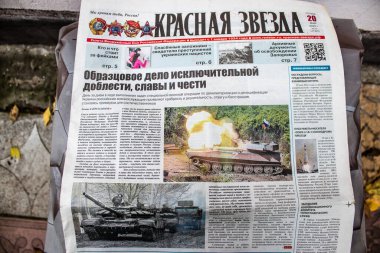 Rus gazeteleri Ukrayna karşı taarruzu sonrasında Rus ordusu tarafından terk edildikten sonra Kherson havaalanında bulundu. Gazeteler, Rus hükümetinin savaşı yüceltmek için kullandığı propagandalardır.