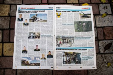 Rus gazeteleri Ukrayna karşı taarruzu sonrasında Rus ordusu tarafından terk edildikten sonra Kherson havaalanında bulundu. Gazeteler, Rus hükümetinin savaşı yüceltmek için kullandığı propagandalardır.