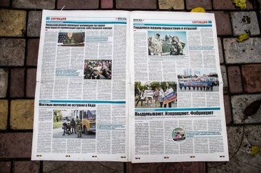 Rus gazeteleri Ukrayna karşı taarruzu sonrasında Rus ordusu tarafından terk edildikten sonra Kherson havaalanında bulundu. Gazeteler, Rus hükümetinin savaşı yüceltmek için kullandığı propagandalardır.