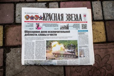 Rus gazeteleri Ukrayna karşı taarruzu sonrasında Rus ordusu tarafından terk edildikten sonra Kherson havaalanında bulundu. Gazeteler, Rus hükümetinin savaşı yüceltmek için kullandığı propagandalardır.