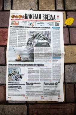 Rus gazeteleri Ukrayna karşı taarruzu sonrasında Rus ordusu tarafından terk edildikten sonra Kherson havaalanında bulundu. Gazeteler, Rus hükümetinin savaşı yüceltmek için kullandığı propagandalardır.