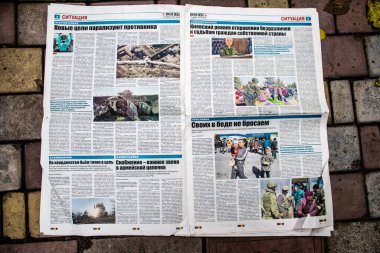 Rus gazeteleri Ukrayna karşı taarruzu sonrasında Rus ordusu tarafından terk edildikten sonra Kherson havaalanında bulundu. Gazeteler, Rus hükümetinin savaşı yüceltmek için kullandığı propagandalardır.