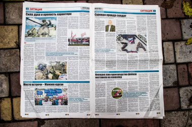 Rus gazeteleri Ukrayna karşı taarruzu sonrasında Rus ordusu tarafından terk edildikten sonra Kherson havaalanında bulundu. Gazeteler, Rus hükümetinin savaşı yüceltmek için kullandığı propagandalardır.