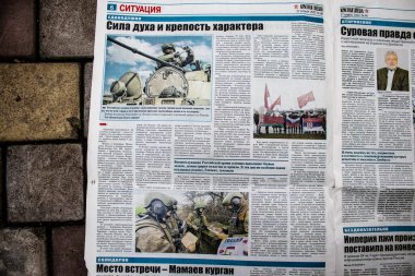 Rus gazeteleri Ukrayna karşı taarruzu sonrasında Rus ordusu tarafından terk edildikten sonra Kherson havaalanında bulundu. Gazeteler, Rus hükümetinin savaşı yüceltmek için kullandığı propagandalardır.