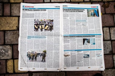 Rus gazeteleri Ukrayna karşı taarruzu sonrasında Rus ordusu tarafından terk edildikten sonra Kherson havaalanında bulundu. Gazeteler, Rus hükümetinin savaşı yüceltmek için kullandığı propagandalardır.