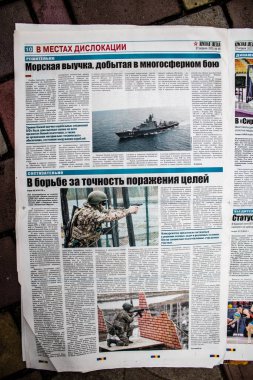 Rus gazeteleri Ukrayna karşı taarruzu sonrasında Rus ordusu tarafından terk edildikten sonra Kherson havaalanında bulundu. Gazeteler, Rus hükümetinin savaşı yüceltmek için kullandığı propagandalardır.