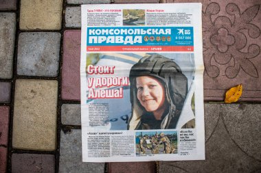 Rus gazeteleri Ukrayna karşı taarruzu sonrasında Rus ordusu tarafından terk edildikten sonra Kherson havaalanında bulundu. Gazeteler, Rus hükümetinin savaşı yüceltmek için kullandığı propagandalardır.