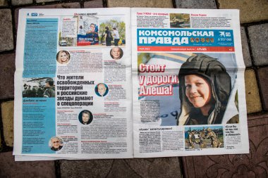 Rus gazeteleri Ukrayna karşı taarruzu sonrasında Rus ordusu tarafından terk edildikten sonra Kherson havaalanında bulundu. Gazeteler, Rus hükümetinin savaşı yüceltmek için kullandığı propagandalardır.