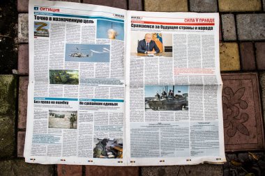 Rus gazeteleri Ukrayna karşı taarruzu sonrasında Rus ordusu tarafından terk edildikten sonra Kherson havaalanında bulundu. Gazeteler, Rus hükümetinin savaşı yüceltmek için kullandığı propagandalardır.