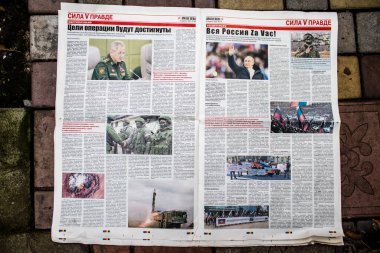 Rus gazeteleri Ukrayna karşı taarruzu sonrasında Rus ordusu tarafından terk edildikten sonra Kherson havaalanında bulundu. Gazeteler, Rus hükümetinin savaşı yüceltmek için kullandığı propagandalardır.
