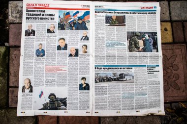 Rus gazeteleri Ukrayna karşı taarruzu sonrasında Rus ordusu tarafından terk edildikten sonra Kherson havaalanında bulundu. Gazeteler, Rus hükümetinin savaşı yüceltmek için kullandığı propagandalardır.