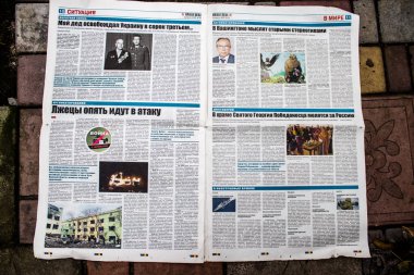 Rus gazeteleri Ukrayna karşı taarruzu sonrasında Rus ordusu tarafından terk edildikten sonra Kherson havaalanında bulundu. Gazeteler, Rus hükümetinin savaşı yüceltmek için kullandığı propagandalardır.