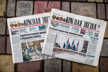 Rus gazeteleri Ukrayna karşı taarruzu sonrasında Rus ordusu tarafından terk edildikten sonra Kherson havaalanında bulundu. Gazeteler, Rus hükümetinin savaşı yüceltmek için kullandığı propagandalardır.